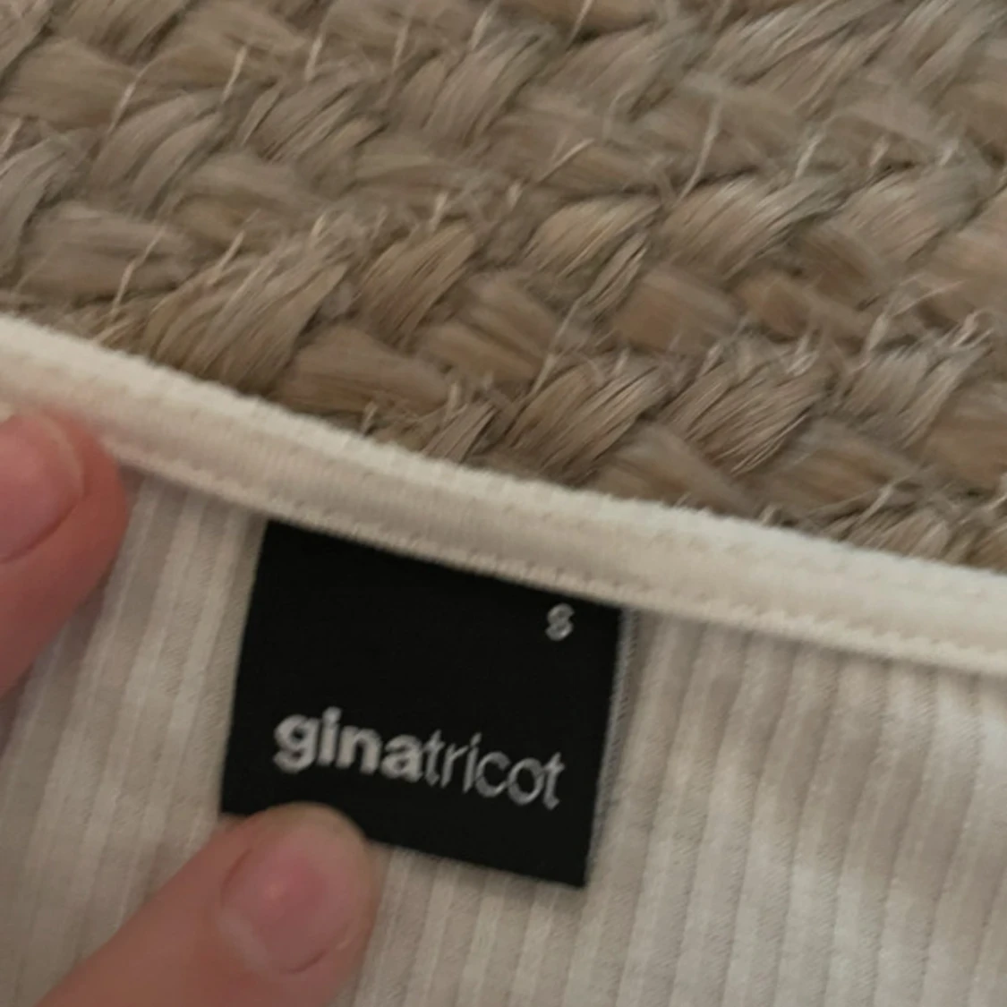 Vit ribbad topp med trumpetärm Gina Tricot - 3