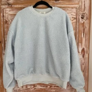 Fin pile tröja från COS - Knappt använd då modellen ej passade mig, den är mer ljusblå än vad som syns på bilden. Nypris ca 800kr