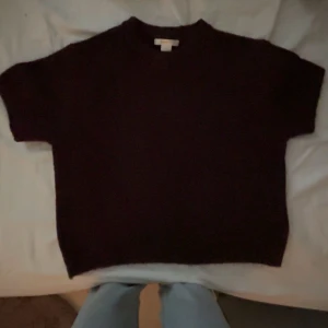 Stickad T-shirt - Storlek 146/152 men passar xxs och möjligen xs beroende på hur man vill ha passformen❣️