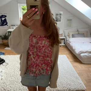 Blommig volangtop från Vero Moda - Supersöt blommig linnetopp från Vero Moda med volanger. Andvänd ett fåtal gånger🩷Säljer då den inte kommer till andvändning