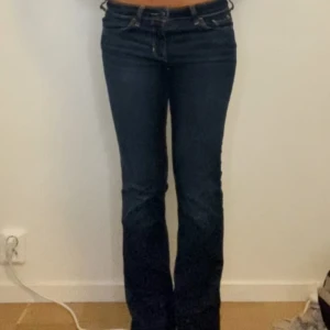 Lågmidjade bootcut jeans - Mörkblåa bootcut jeans från hollister i storlek w27🥰 jag är ca 170 cm som preferens🥰 