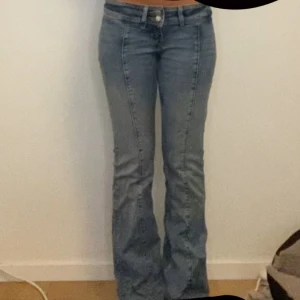 Lågmidjade bootcut jeans - Blåa bootcut jeans från monki i storlek 36🥰 de passar mig bra som är ca 170 cm❤️