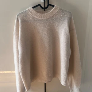 Vit, beige  stickad tröja - Säljer då den inte kommer till användning längre har noppror men går nog bort med noppermaskin. Hund finns i hemmet 💕