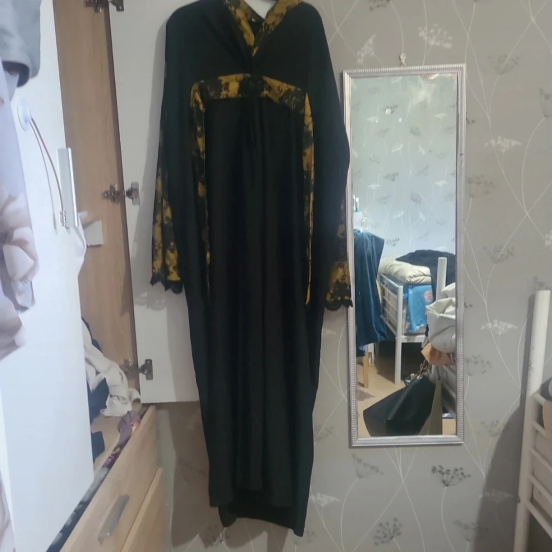 Svart långklänning med gula spetsdetaljer - 1