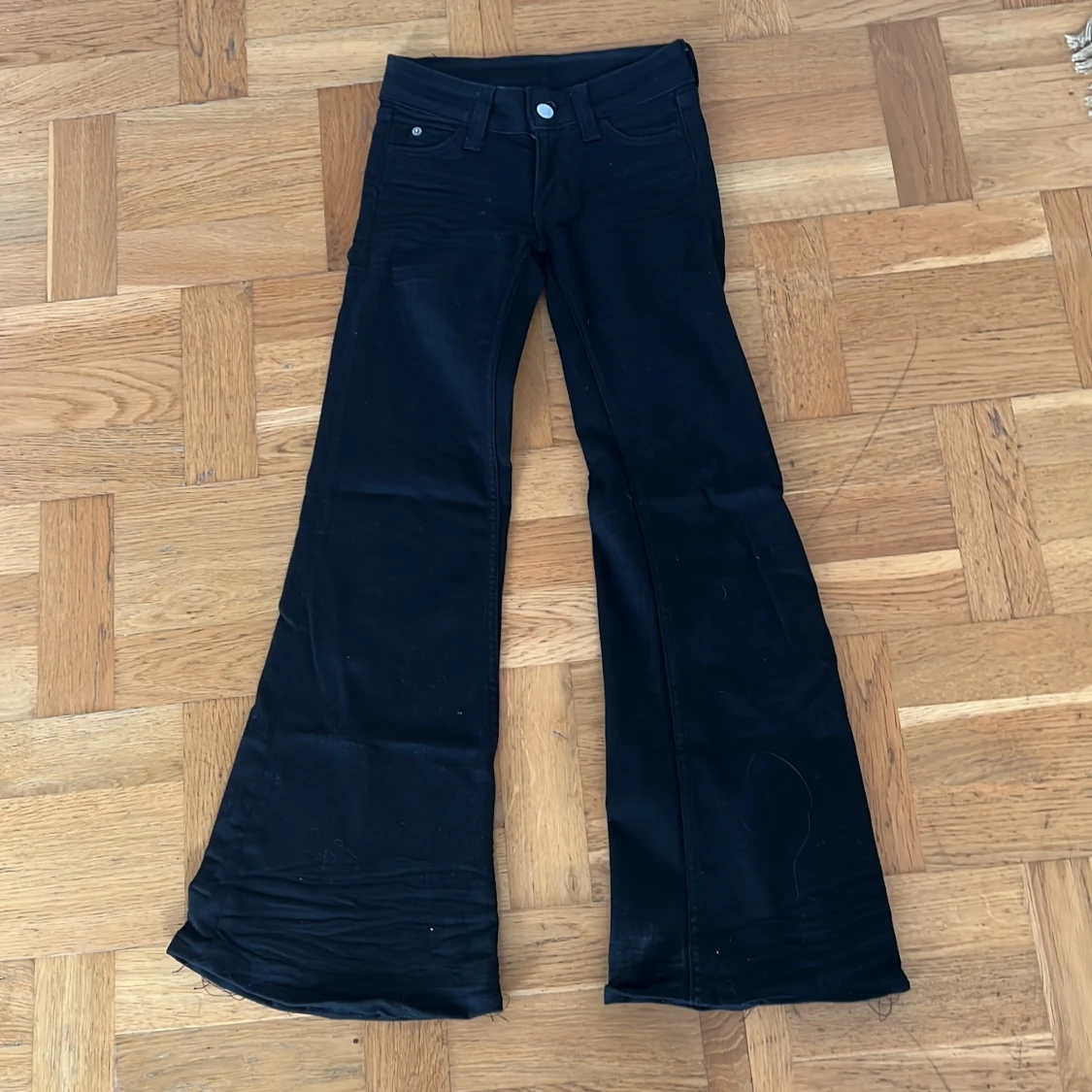 Svarta flare jeans från Cheap Monday