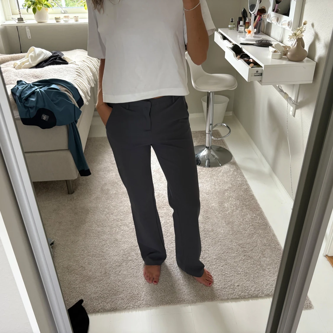 Mörkgrå kostymbyxor med raka ben