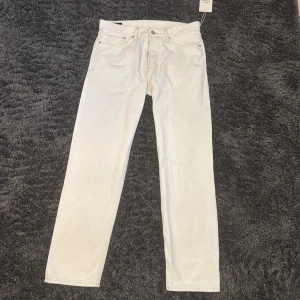Vita raka jeansbyxor 32/32 - Snygga vita jeansbyxor i rak modell. Byxorna har normal passform och är tillverkade i bomull. Perfekta för dig som vill ha en clean och fräsch look. Lappen är kvar köpta för 399 säljer då de är för stora och kvitto är borttappat