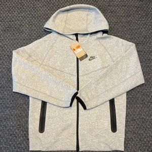 Nike tech fleece - Oanvänd Nike tech fleece storlek S