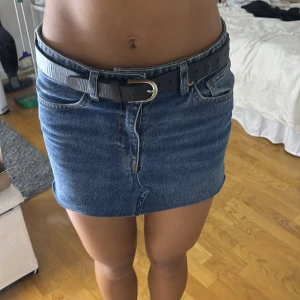 Svart smalt bälte från BikBok XS/S - Snyggt svart bälte från BikBok i storlek XS/S. Bältet är smalt med en stilren silverfärgad metallspänne och är gjort i 100% polyuretan. Perfekt för att ge extra edge till jeans eller kjol. Enkel och klassisk design som funkar till många outfits.