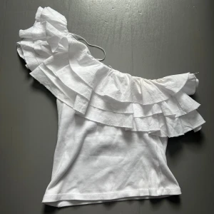 Vit volang topp - Så fin vit topp med volang och offshoulder❤️Storlek S och i nyskick från Zara. Använd fåtal gånger 