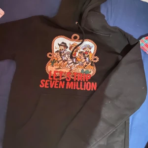 Svart hoodie Let's Trip Seven Million - Säljer denna hoodien ifrån Sturniolo triplets märke Let’s trip. Hoodien är ifrån deras 7 million collection så finns inte att köpa längre. Den är använd någon enstaka gång och säljer då den inte kommer till användning utan den bara ligger i garderoben. Säljer för ca 650kr men kan tänka mej sänka priset lite kanske men den kostade ca 1000kr med frakt å allt när jag köpte så därav priset. 