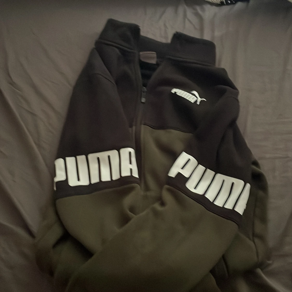 Svart och olivgrön jacka från Puma