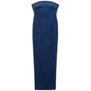 Zara The Fitted Denim Dress Medium Blue, storlek XS - Ny med prislappen kvar, de tre första bilderna är inte mina. Hör gärna av dig för fler bilder på klänningen där skicket framgår (alla bilder fick inte plats i annonsen) :)