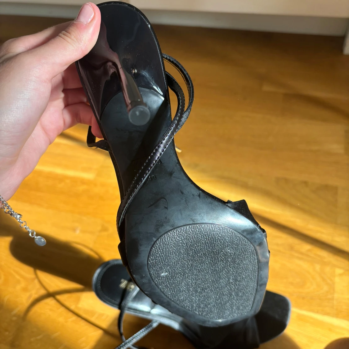 Svarta klackskor  - 1