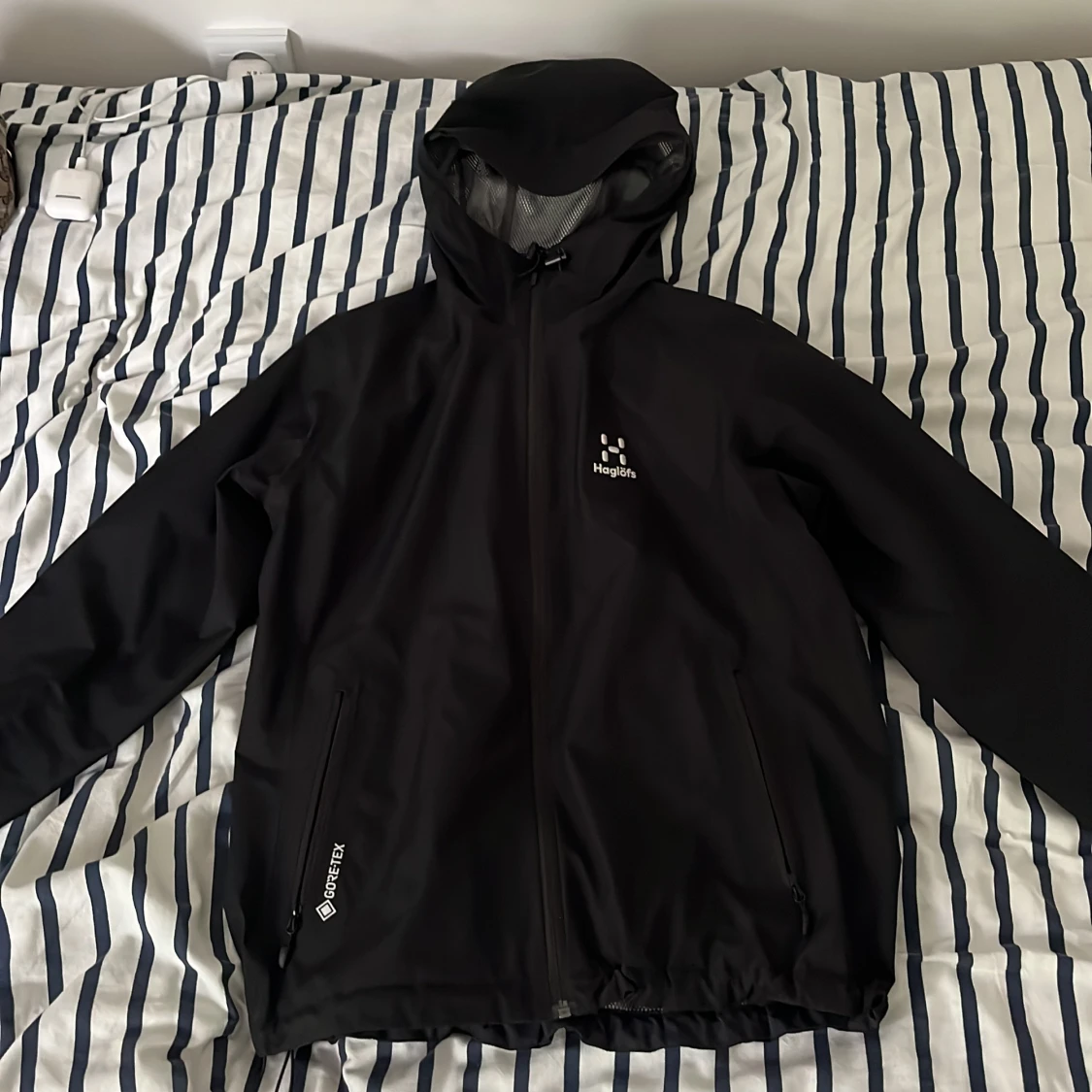 Säljer svart haglöfs jacka 