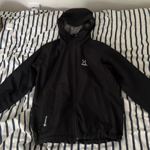 Säljer svart haglöfs jacka  - Jackan är liten på mig så den används ej därför säljs den.