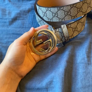 Snyggt bälte med guld logga - Nytt