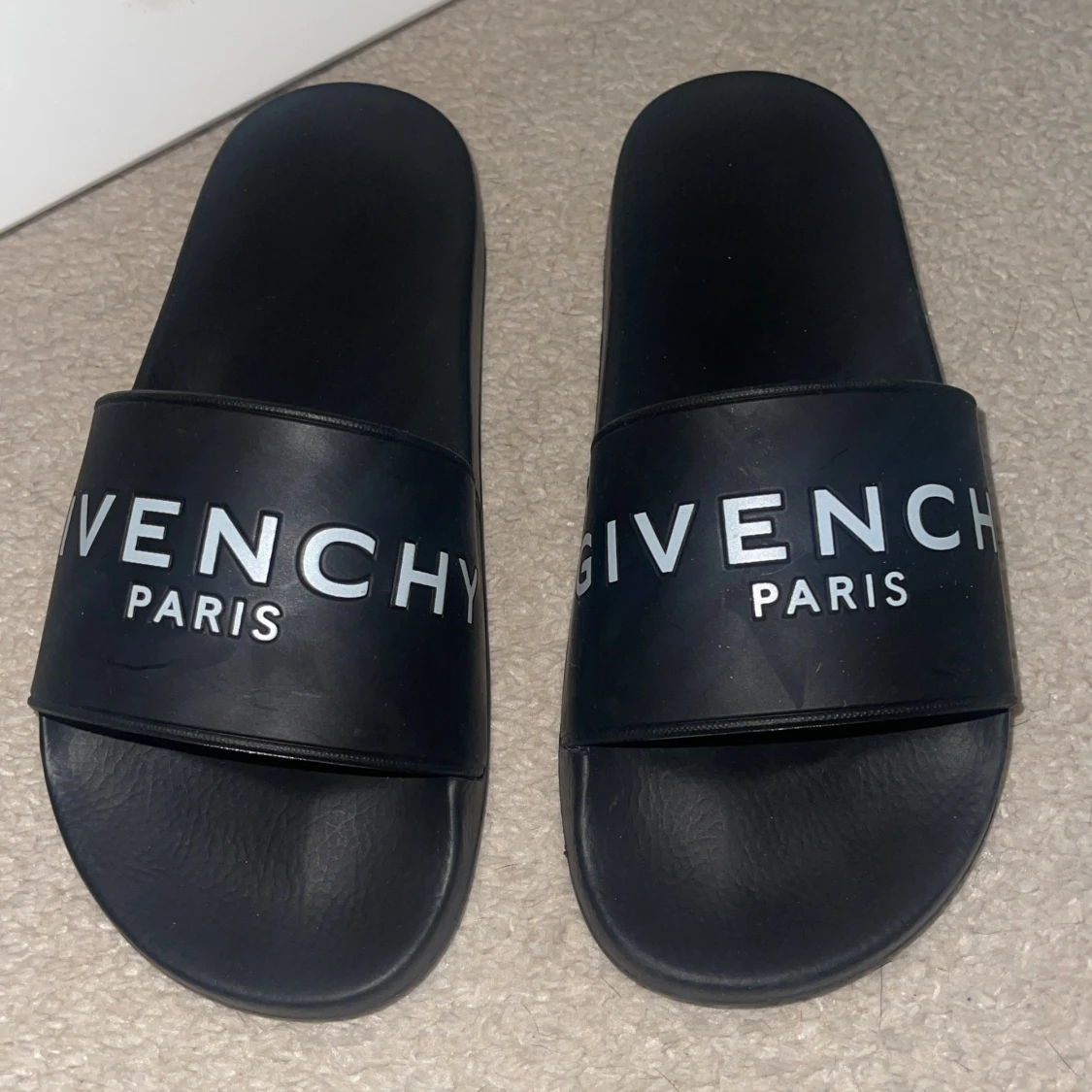 Svarta slides från Givenchy Paris - 4