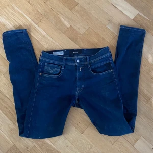 Replay Anbass - Ett par feta mörkblåa slimfit jeans i modellen Anbass från det populära kvalitetsmärket Replay. Skulle säga att dessa är i toppskick bortseende från läderlappen där bak vilket är lite sliten, men kommer ändå täckas om man använder skärp. Nypris: 1600kr   Mitt pris: 390kr.      Hör gärna av dig om du har några frågor!                      Sökord: Grisch Laidback Nudie Jacob Cohen George Dondup Navy Marinblå