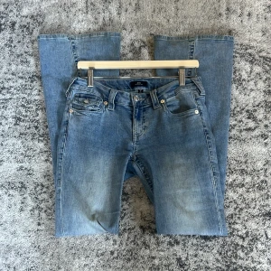 True Religion ljusblå bootcut jeans - Byxorna är använda, men inga skador. De är lite skitiga längst ner vid fötterna men inget som är synligt. 