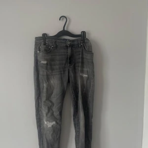Grå jens med slitningar från ONLY - Snygga grå jeans från ONLY i storlek 164 med slitna detaljer