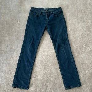 Blå jeans från Closed straight fit - Snygga blå jeans från Closed med klassisk femficksdesign och raka ben. Jeansen har normal midja och är tillverkade i slitstarkt denimtyg. 