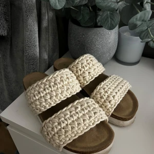 Beige stickade sandaler från Duffy - Snygga sandaler från Duffy i storlek 39 med två breda, stickade band i beige bomull. Skorna har en väldigt mjuk och skön sula🥰🥰💗