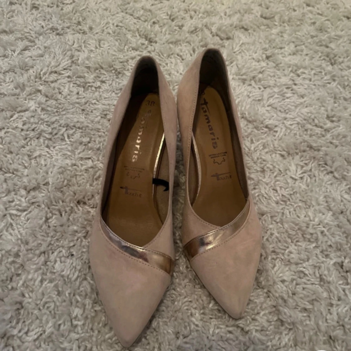 Beige pumps med spetsig tå från Tamaris