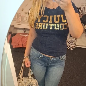 Juicy Couture t-shirt med paljetter💘 - Mörkblå t-shirt från Juicy Couture med guld paljetter I storlek S💓