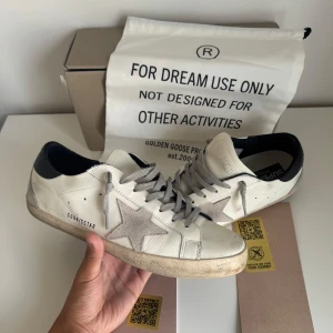 Golden Goose Superstar  - Säljer nu ett par otroligt snygga golden goose. Skorna är i bra skick och endast använda ett fåtal gånger. Box och dustbag ingår, har ni frågor skriv!