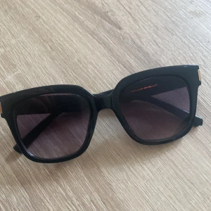 Snygga glasögon  - Jätte fina glasögon köpta på Zara för 350 har använt 1 gång pris kan diskuteras vid snabb affär skriv för fler bilder eller frågor💕