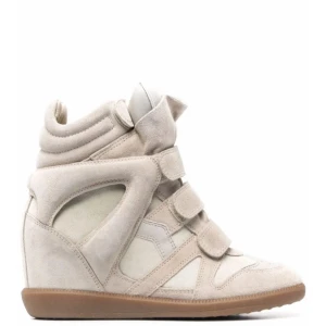 Beige wedge sneakers Isabel Marant - Snygga wedge sneakers från Isabel Marant i beige mocka och vitt skinn. Säljer då dom aldrig kommit till användning. Fråga gärna om fler bilder osv! 
