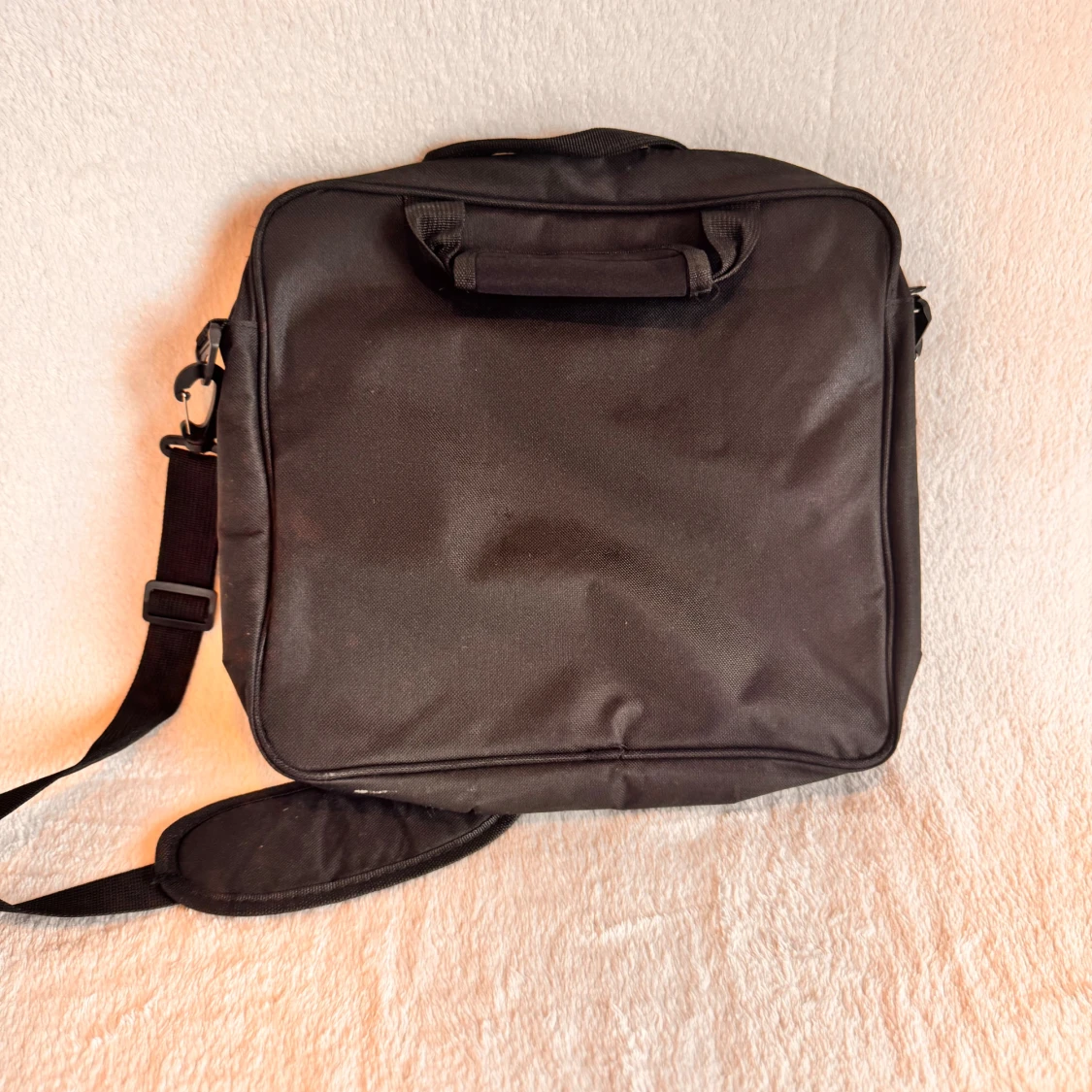 Svart PS4 datorväska med blå detaljer - 2