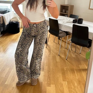Leopardmönstrade wide jeans - Säljer ett par sjukt snygga wide jeans med leopardmönster. Midwaist. Helt nya aldrig använda prislapp kvar. Har även ett par i 38 också!