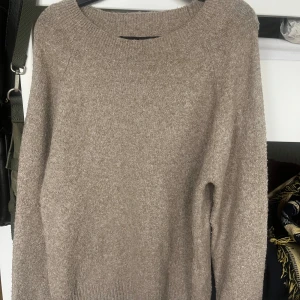 Beige stickad tröja från Vera Moda  - Mysig brun/beige stickad tröja från Vera Moda Perfekt för lager på lager och chill dagar. Aldrig andvänd