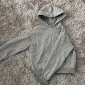 Hoodie - Två fina hoodies från Gina Tricot en grå och en mörkblå, köp 1 för 70kr och båda för 100kr. Den mörkblåa har några små fläckar, annars är den och den gråa i toppenskick. Köp gärna med ”köp nu” metoden!