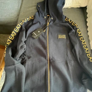 Armani dress - Säljer den här feta dressen för en billig peng, skriv i dm om du är intresserad, helt ny är den och den är i storlek L, mvh luxury 