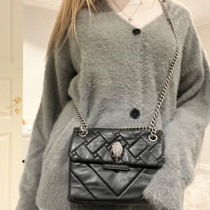 Kurt Geiger väska - Säljer min älskade Kurt Geiger väska, den är i använt skick men fortfarande väldigt fin! Nypris ca 2200kr😍😍