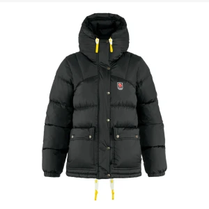 SÖKER!! Svart dunjacka från Fjällräven - Söker en svart dunjacka från Fjällräven storlek M eller stor S, INTE den tjockare modellen utan den normal tjocka hade vart jätte snällt om nån velat sälja den till mig. 