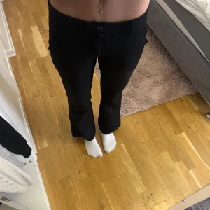 Svarta lågmidjade kostymbyxor från BikBok - Säljer dessa snygga svarta lågmidjade kostymbyxor från BikBok i storlek 34. Dom var en slits nedtill. Säljer då jag har ett par likadana, så dessa kommer inte till användning. Nypris 399kr.  Skriv vid minsta lilla frågor eller fler bilder🩷 pris kan diskuteras.