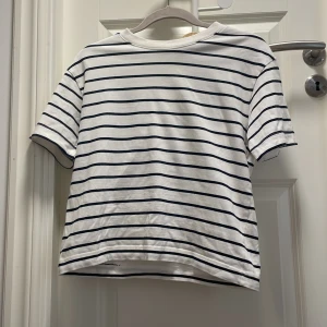 Randig t-shirt från Gina Tricot XS - Vit t-shirt med marinblå ränder från Gina Tricot, basically basics-kollektionen. Klassisk rund halsringning och korta ärmar. Tillverkad i mjuk bomull! Storlek XS❤️skriv om ni har frågor eller vill ha fler bilder. Använd fåtal gånger❤️