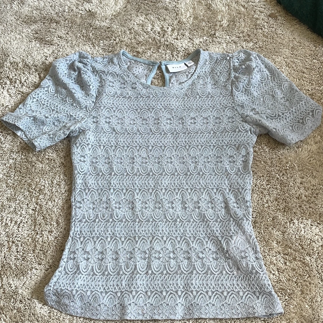 Ljusblå spetsblus från Vila