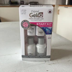 Depend GeliQ Start Kit UV/LED - Depend GeliQ Start Kit innehåller allt du behöver för att fixa snygga gelnaglar hemma. Kitet har base coat, top coat, pre-cleanser och high shine cleanser, samt UV/LED-lampa. Flaskorna är vita med silverdetaljer och passar perfekt för dig som vill ha salongskänsla hemma.