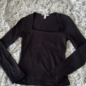 Svart långärmad topp från H&M  - Svart långärmad topp från H&M i storlek XS. Toppen har en fyrkantig urringning🩷