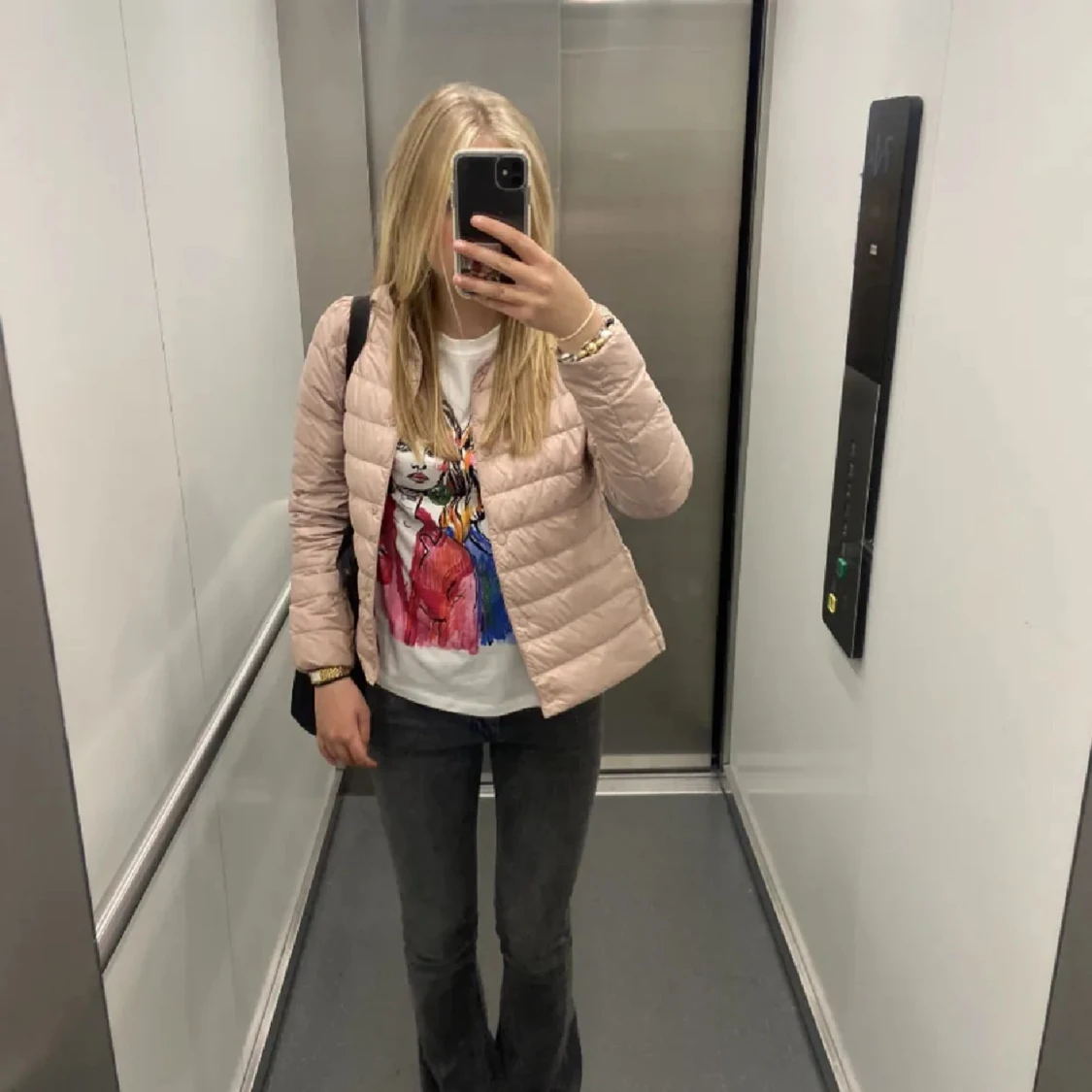 Ljusrosa dunjacka i minimalistisk stil - 1