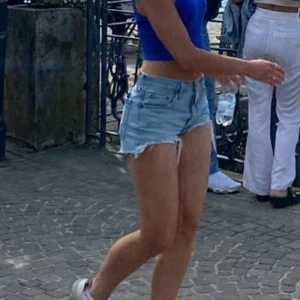 Levi's ljusblå jeansshorts 501 - Säljer ett par klassiska Levi's 501 jeansshorts i ljusblå denim. Super snygga, storlek W25