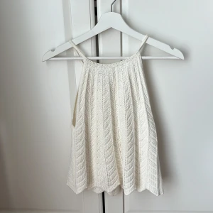 Vit stickad linnetopp från Zara - Supersöt vit stickad linnetopp från Zara med smala axelband och snyggt mönster🩷