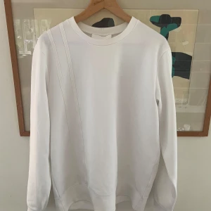 Vit Sweatshirt från Helmut Lang - Snygg sweatshirt från Helmut Lang. Skicket utåt är fint men sminkfläck finns vid insidan av kragen, se bild 5. Nypris 4500kr, mitt pris 999kr men går alltid o diskutera