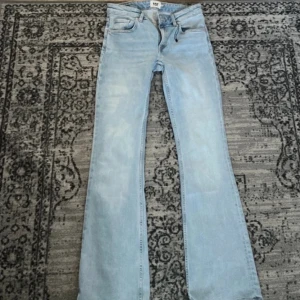 Ljusblåa lowboot bootcut jeans lager 157 - Snygga ljusblå lowboot jeans med klassisk bootcut passform från lager 157. Nypris: 399:- Använda fåtal gånger. 