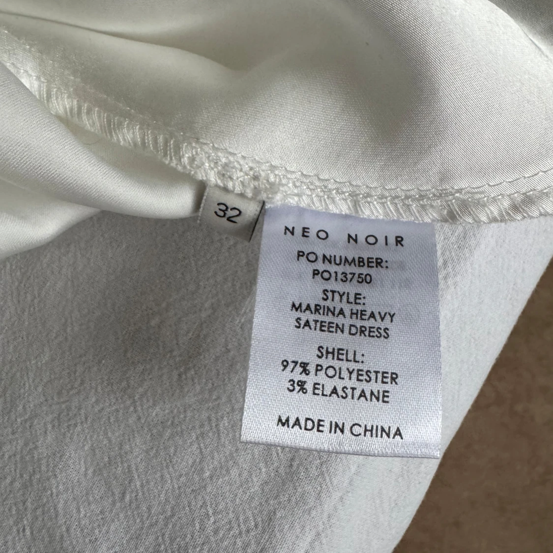 Vit långklänning med smala axelband - 4